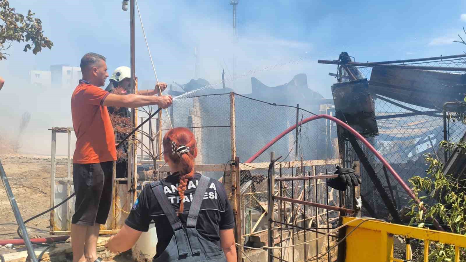 İnşaat malzemelerinin bulunduğu baraka alevlere teslim oldu