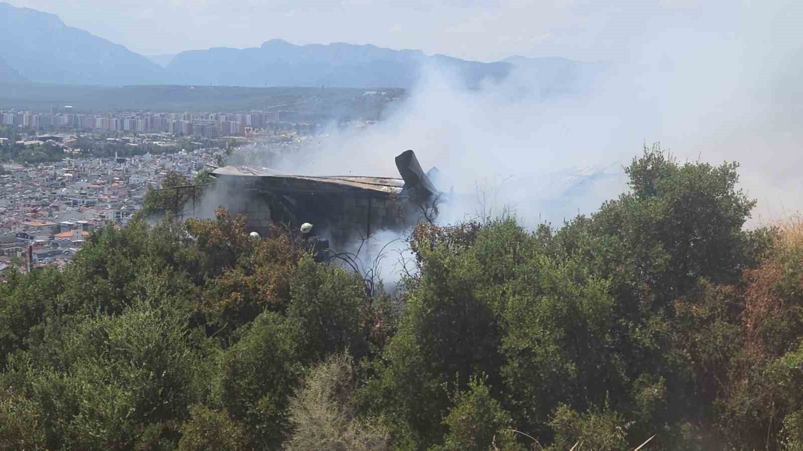 İnşaat malzemelerinin bulunduğu baraka alevlere teslim oldu