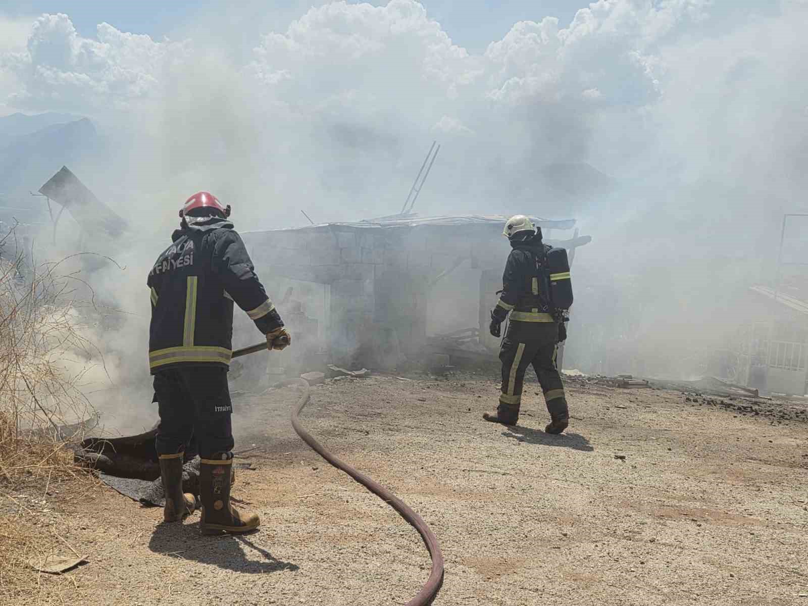 İnşaat malzemelerinin bulunduğu baraka alevlere teslim oldu