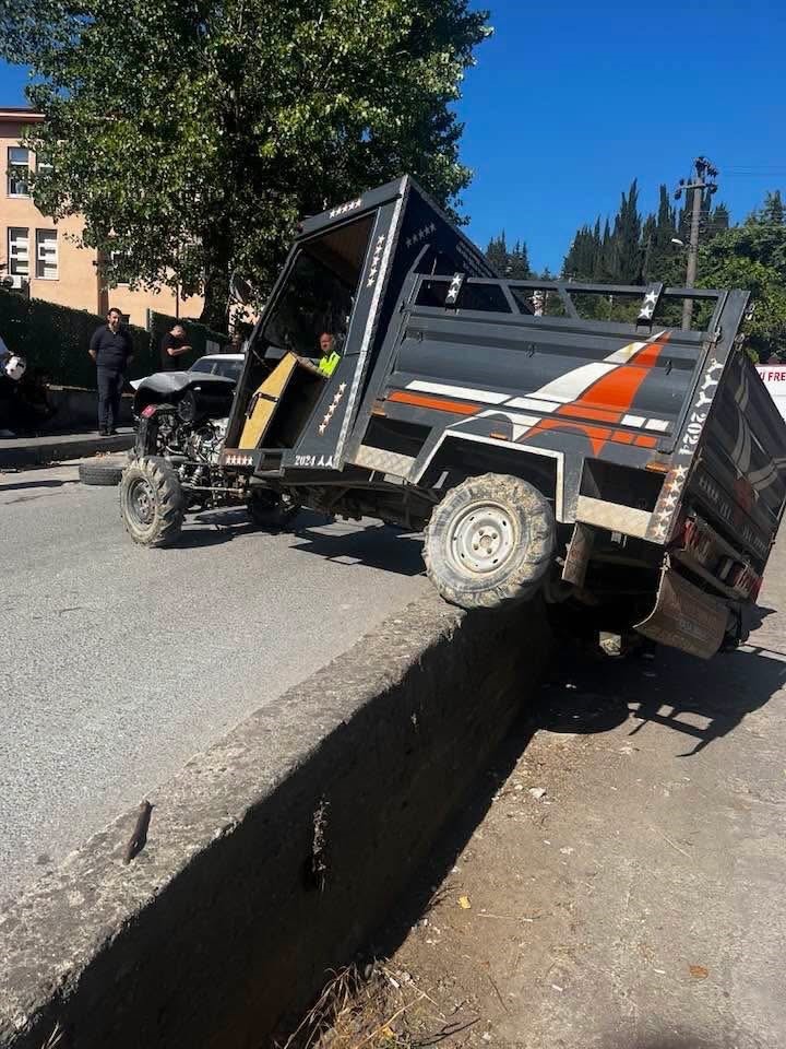 Park halindeki iki araç kaza yaptı: Pat Pat iş yerine düştü