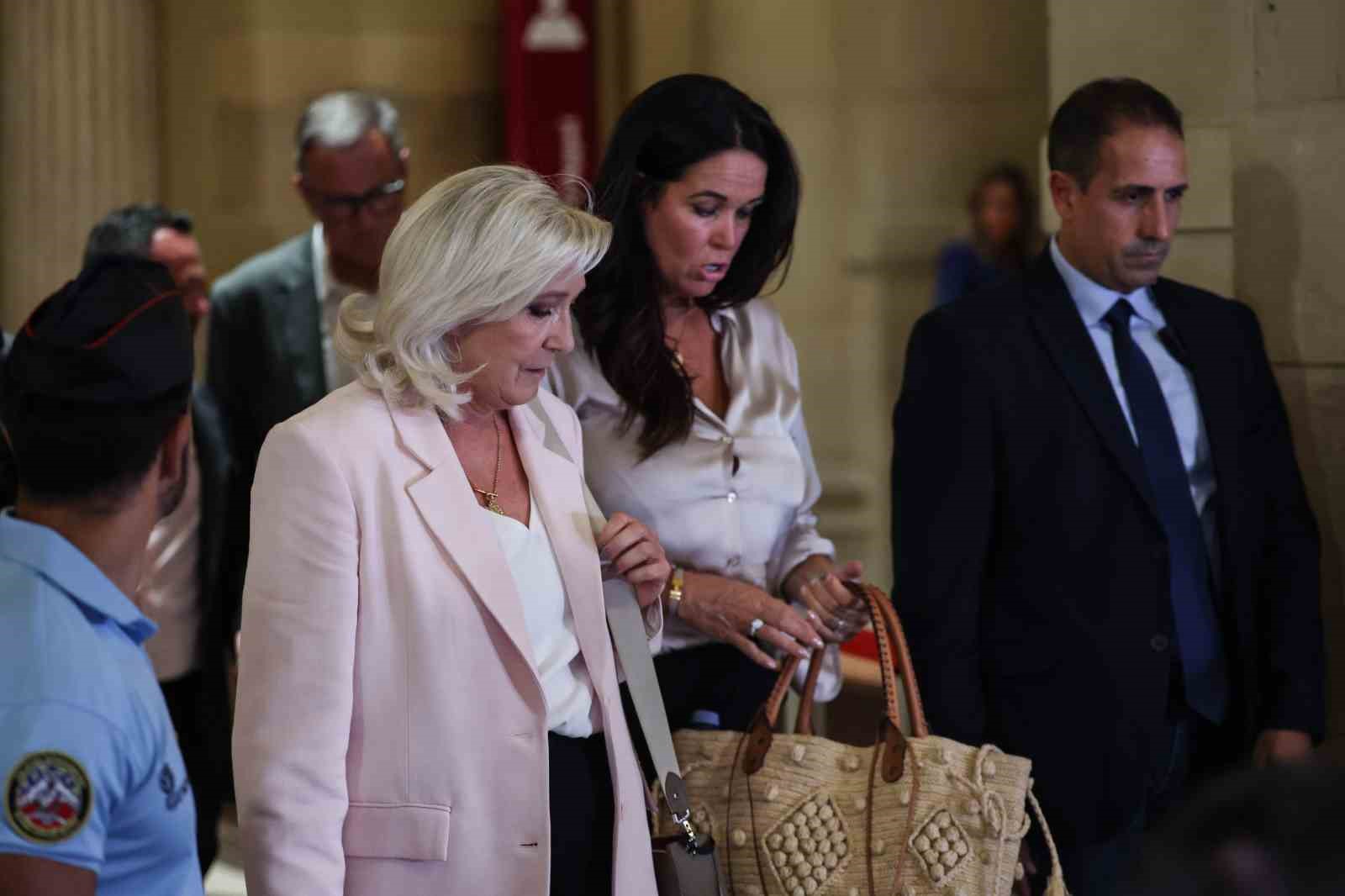 Fransa’da Marine Le Pen’e 3 yıl hapis ve 45 ay siyasi yasak