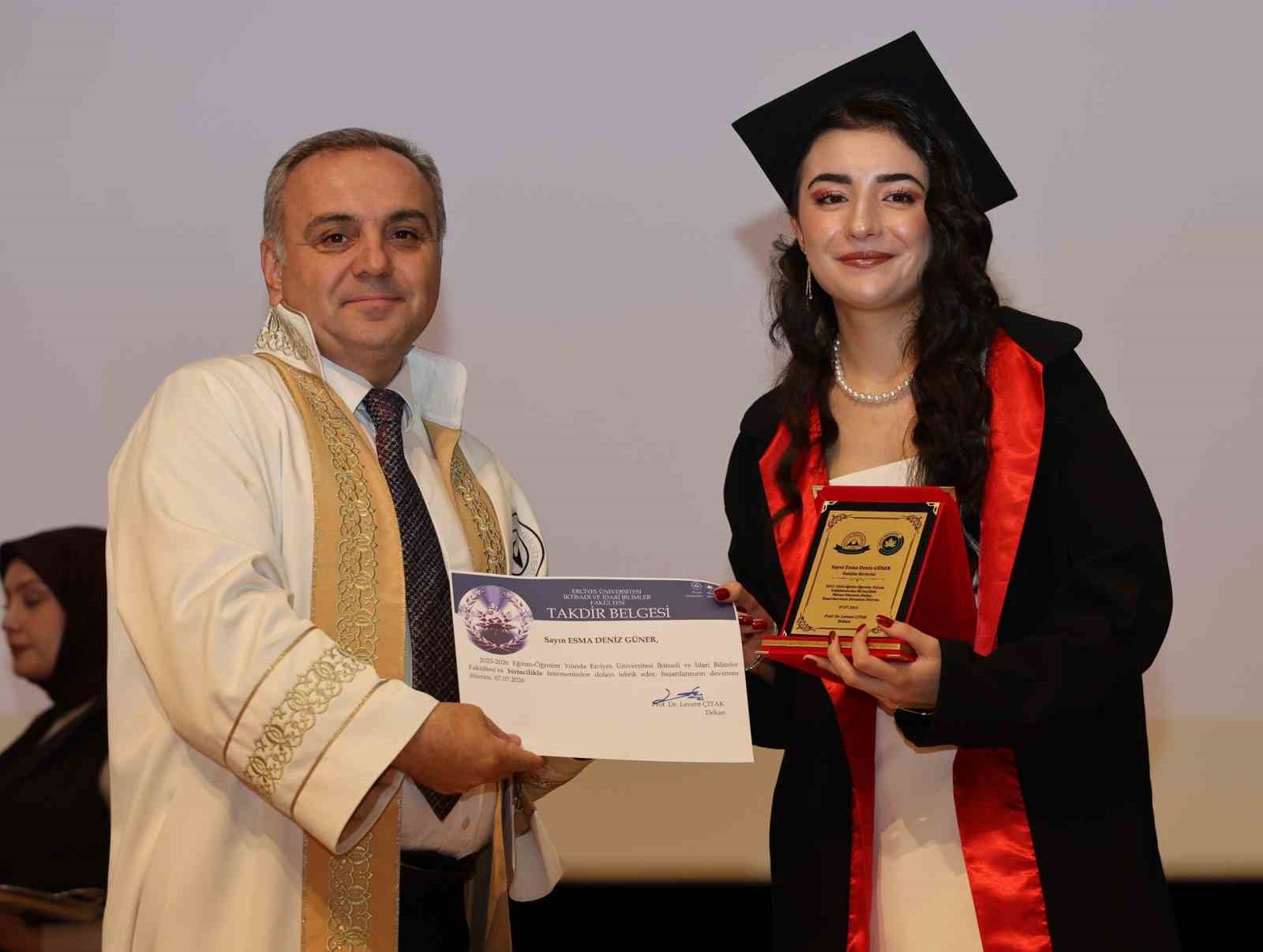 ERÜ İİBF 44. dönem mezunlarını verdi