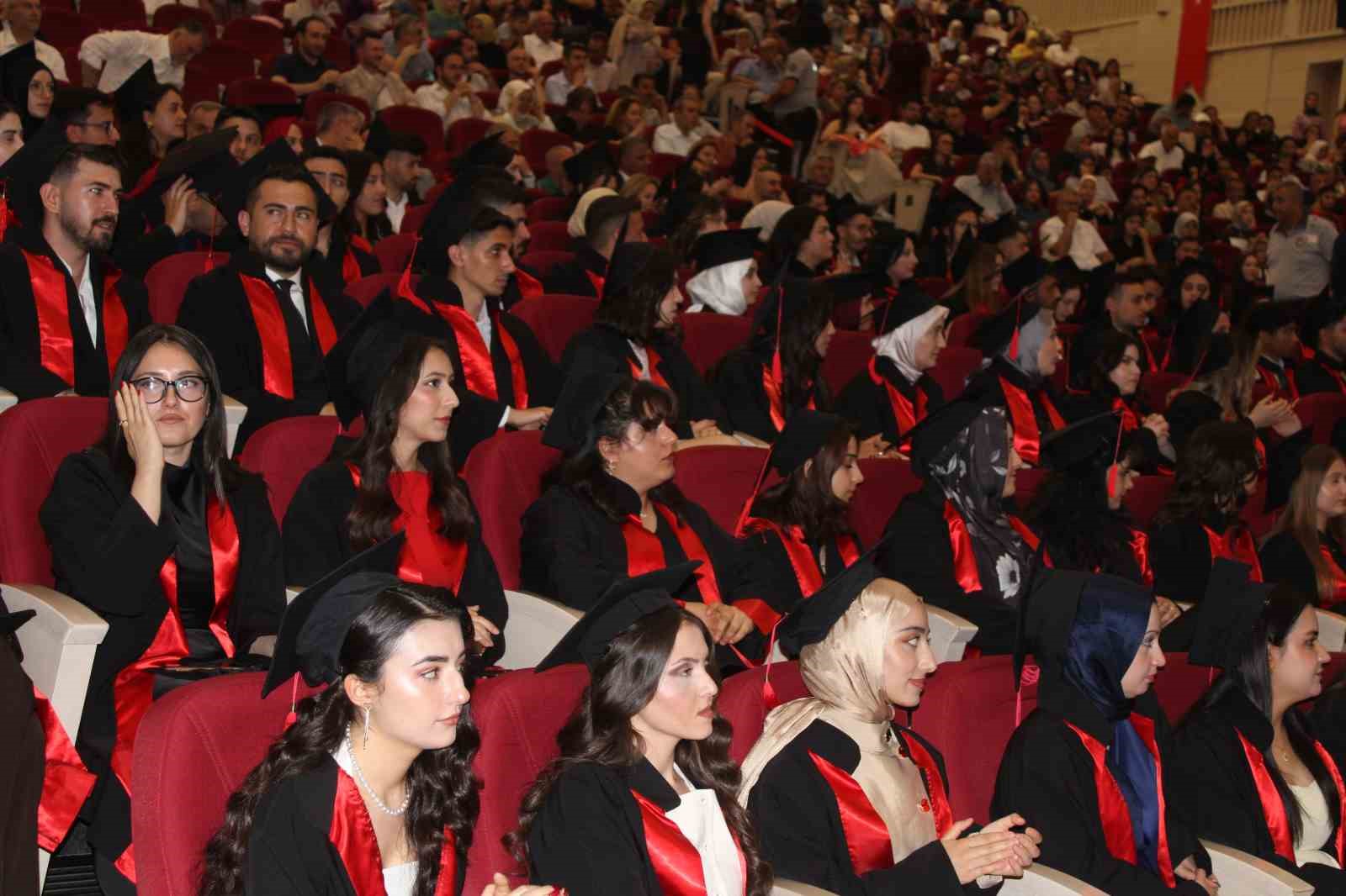 ERÜ İİBF 44. dönem mezunlarını verdi