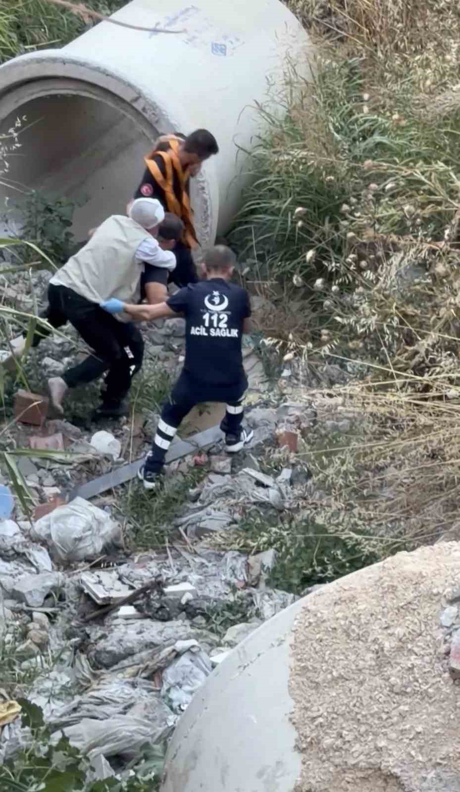 20 metrelik uçurumdan düştü, yaralıyı sırtında taşıyan itfaiyeci yürekleri ısıttı