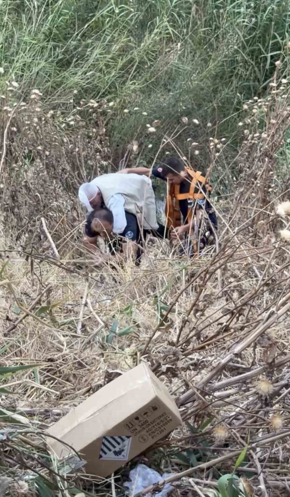 20 metrelik uçurumdan düştü, yaralıyı sırtında taşıyan itfaiyeci yürekleri ısıttı