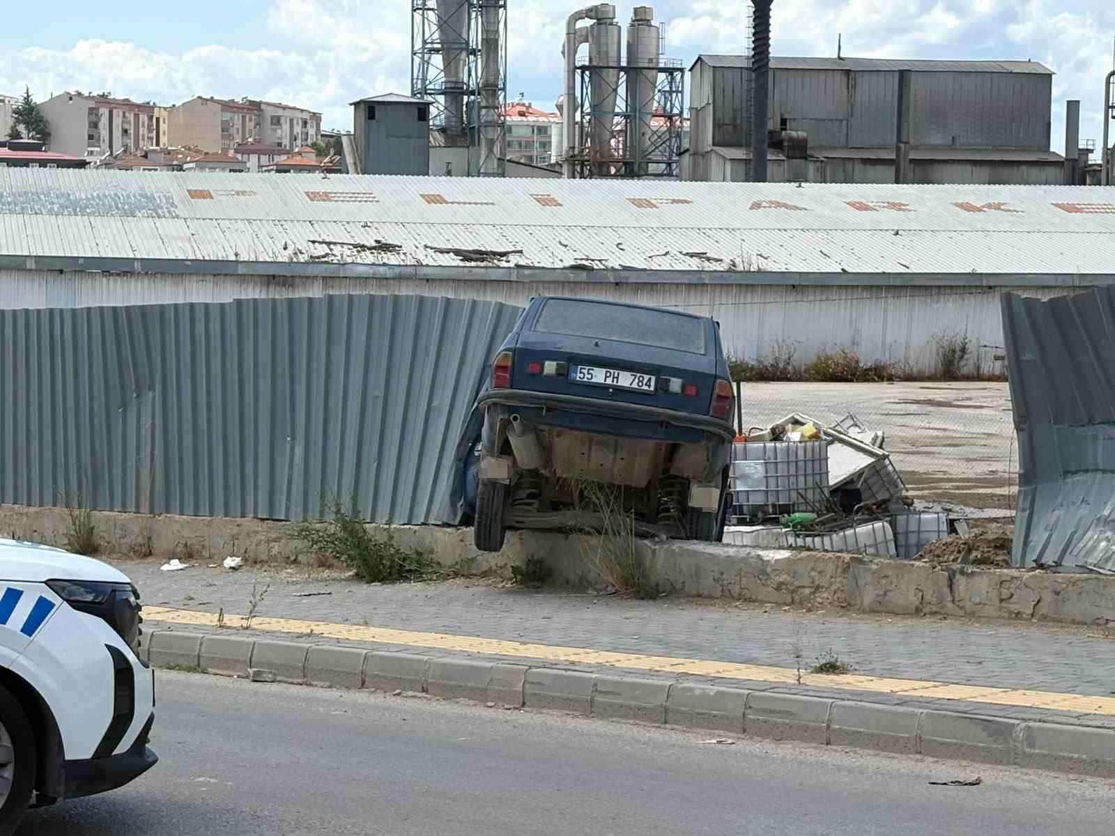 Otomobil fabrika sahasına uçtu: 1 yaralı