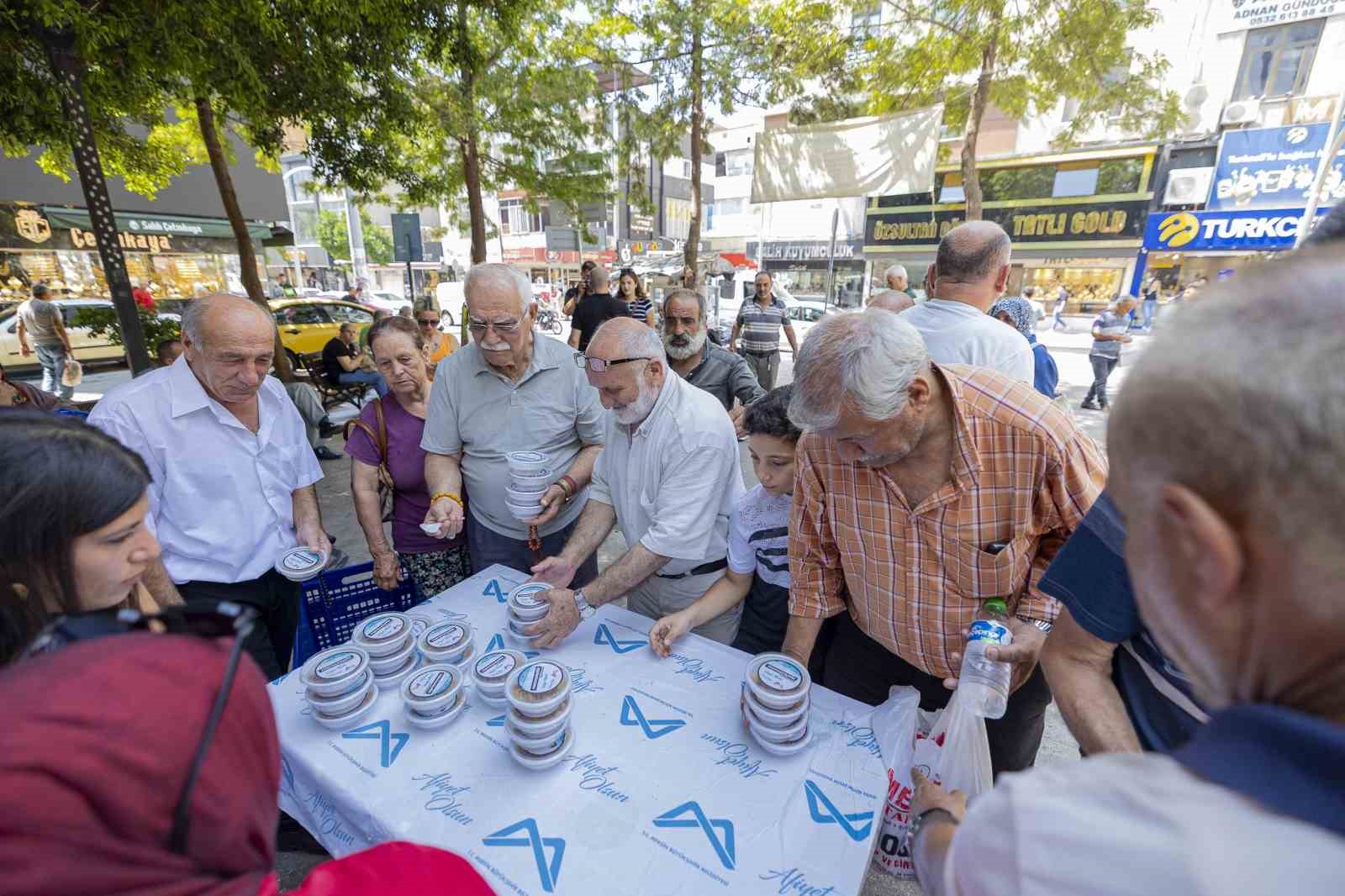 Mersin’de 13 ilçede eş zamanlı aşure dağıtımı