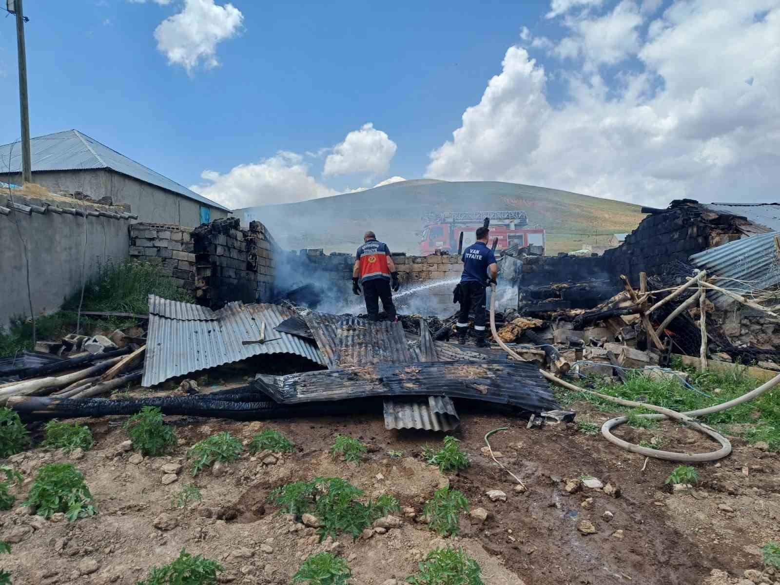 Çaldıran’da tandır evi ile kiler yangını