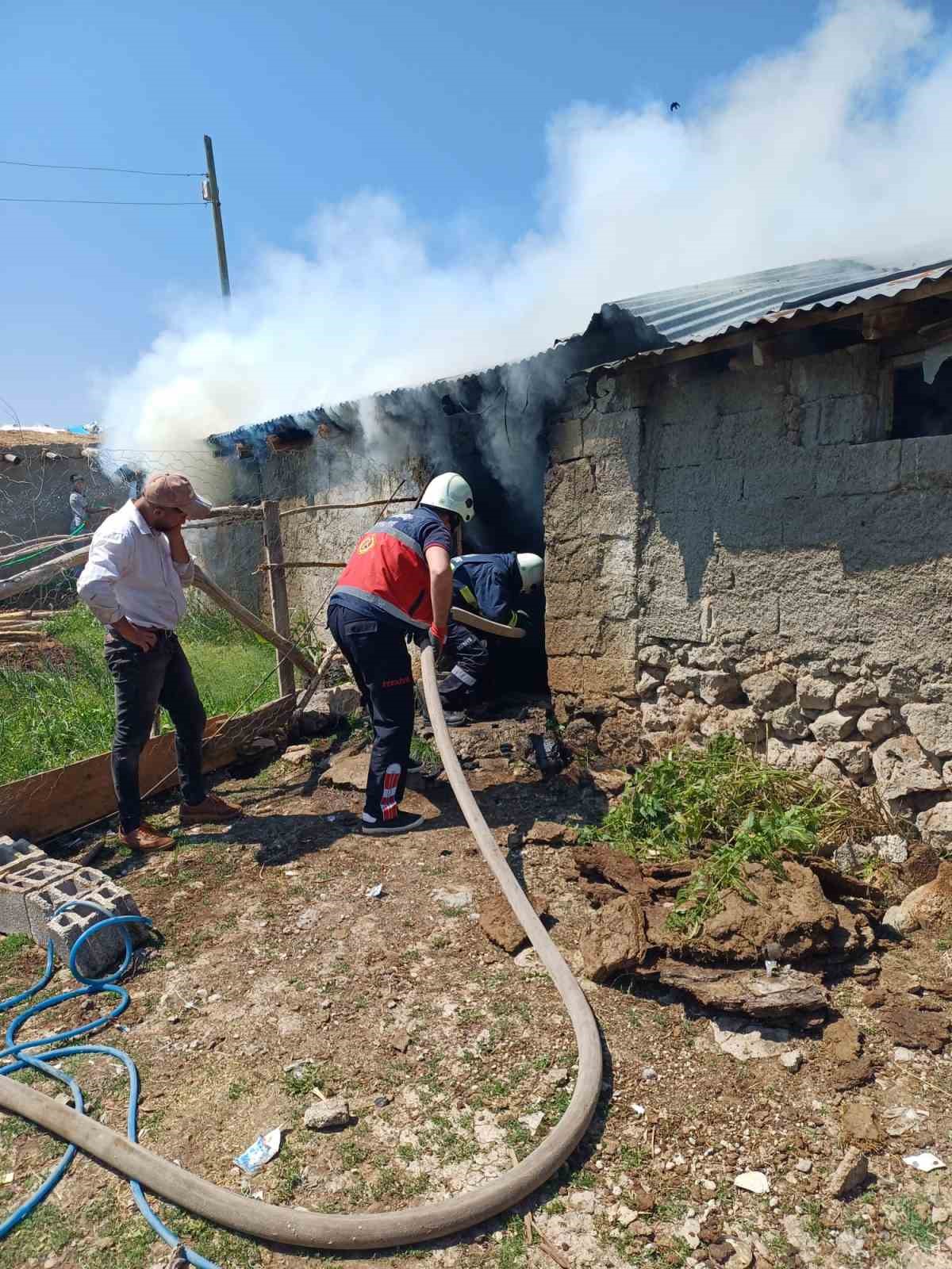 Çaldıran’da tandır evi ile kiler yangını