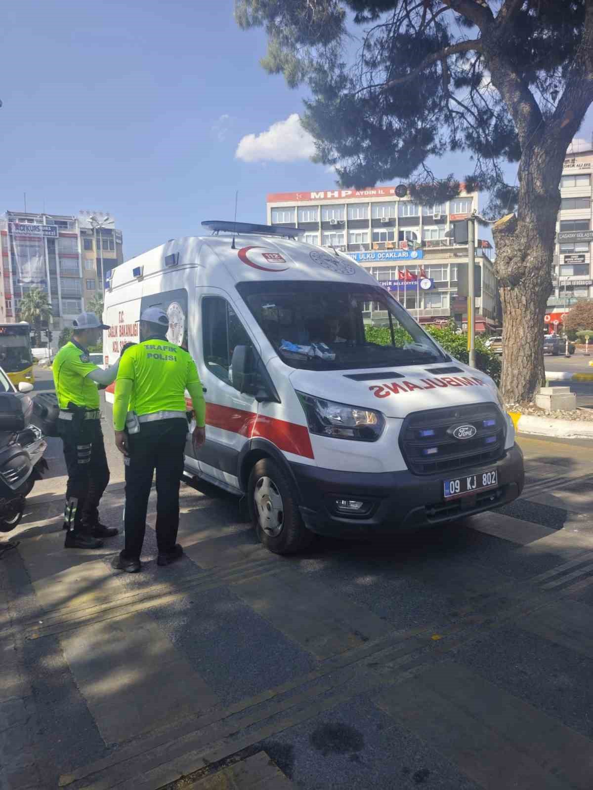 Motosiklet 3 metre sürüklendi, sürücü yaralandı