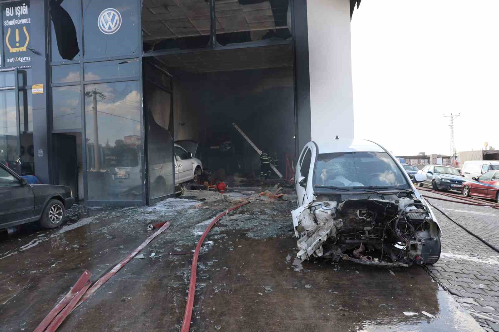 Oto tamirhanesinde yangın: 5 kişi dumandan etkilendi