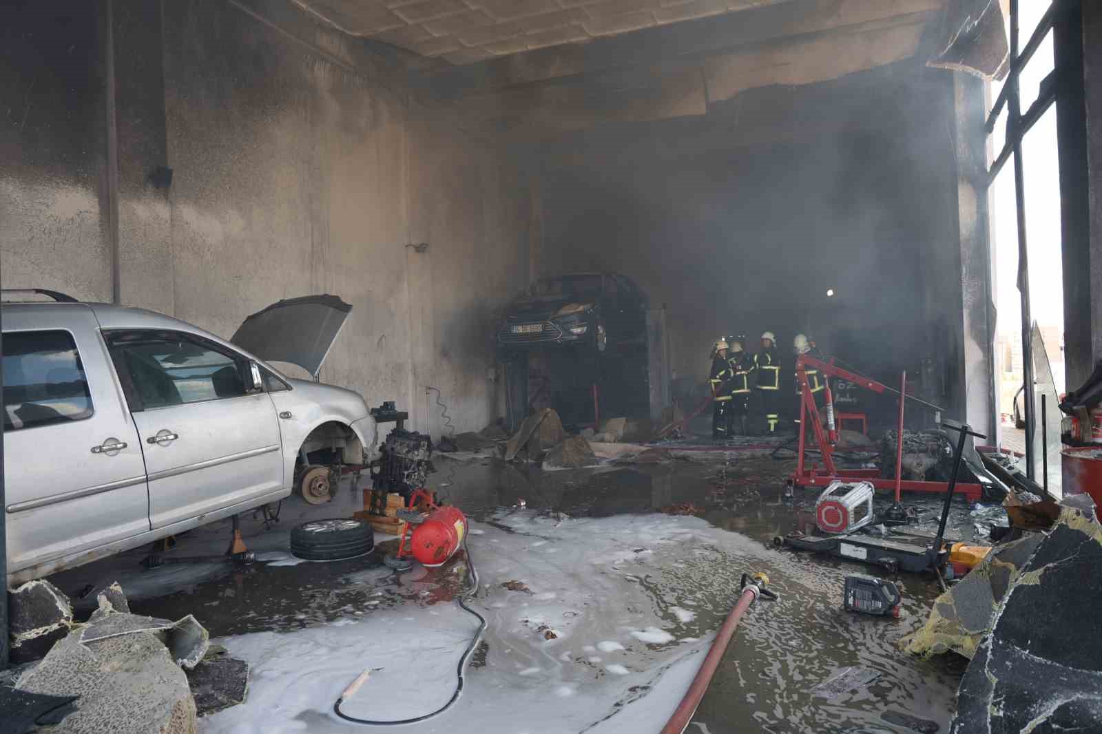Oto tamirhanesinde yangın: 5 kişi dumandan etkilendi