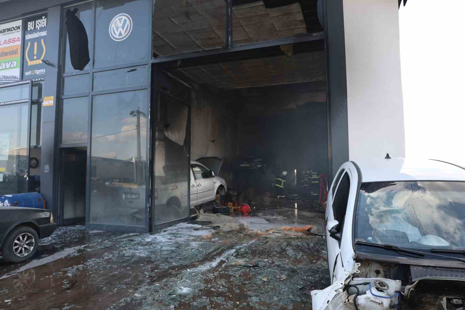 Oto tamirhanesinde yangın: 5 kişi dumandan etkilendi