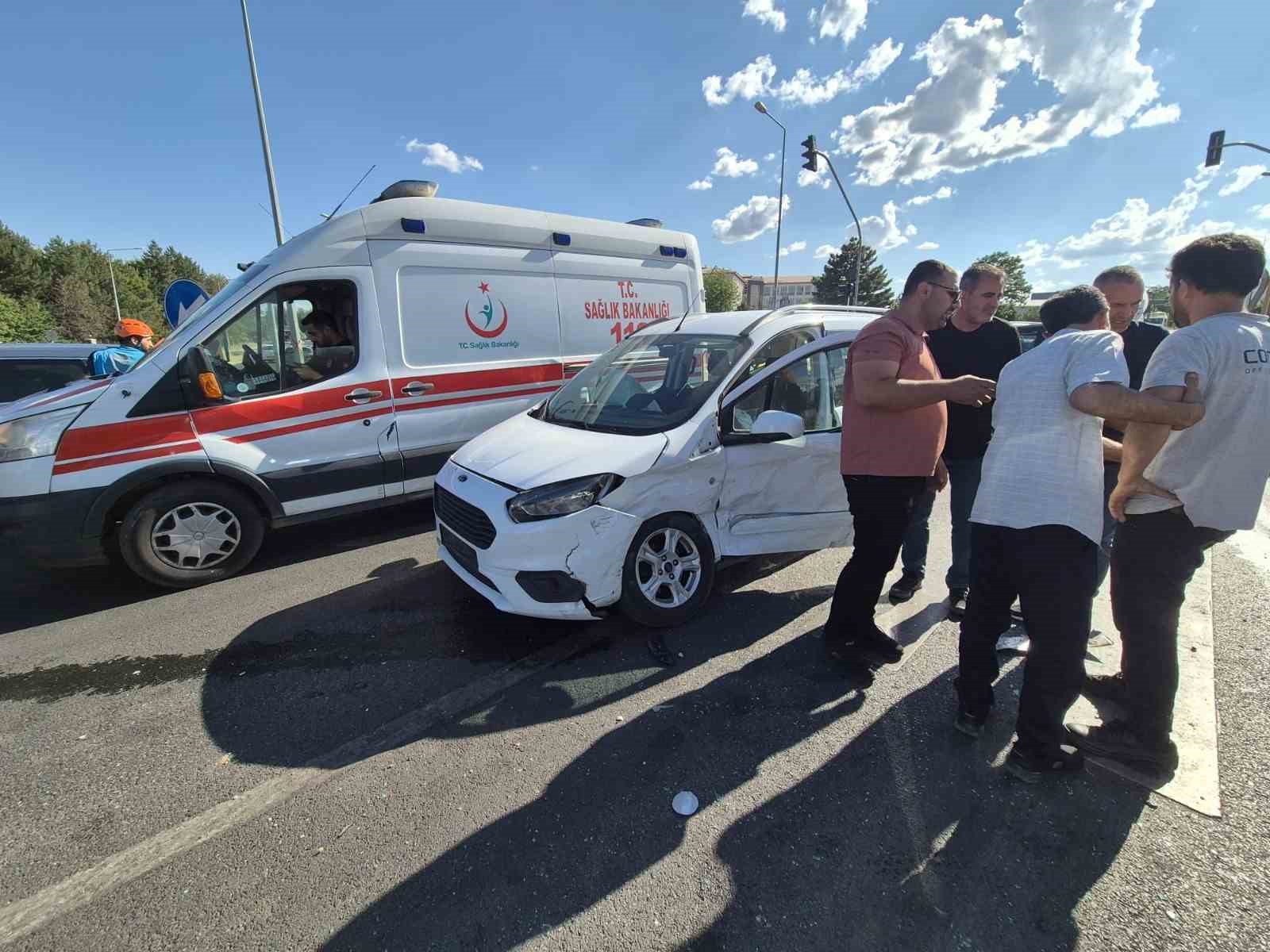 Bingölde iki hafif ticari araç çarpıştı: 2 yaralı