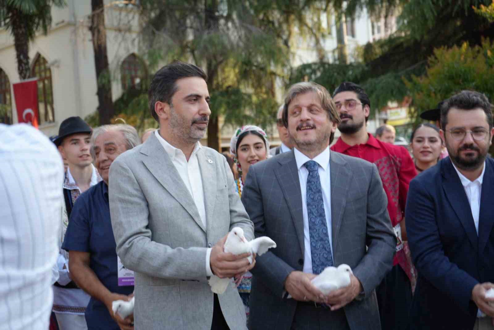 Altın Karagöz korteji Bursa sokaklarını renklendirdi