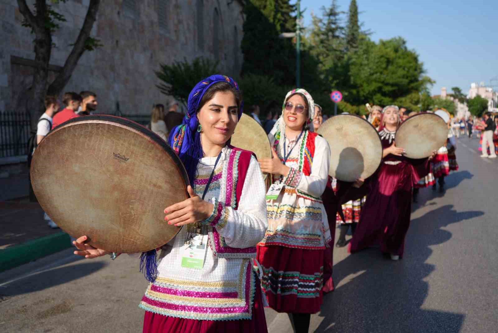 Altın Karagöz korteji Bursa sokaklarını renklendirdi