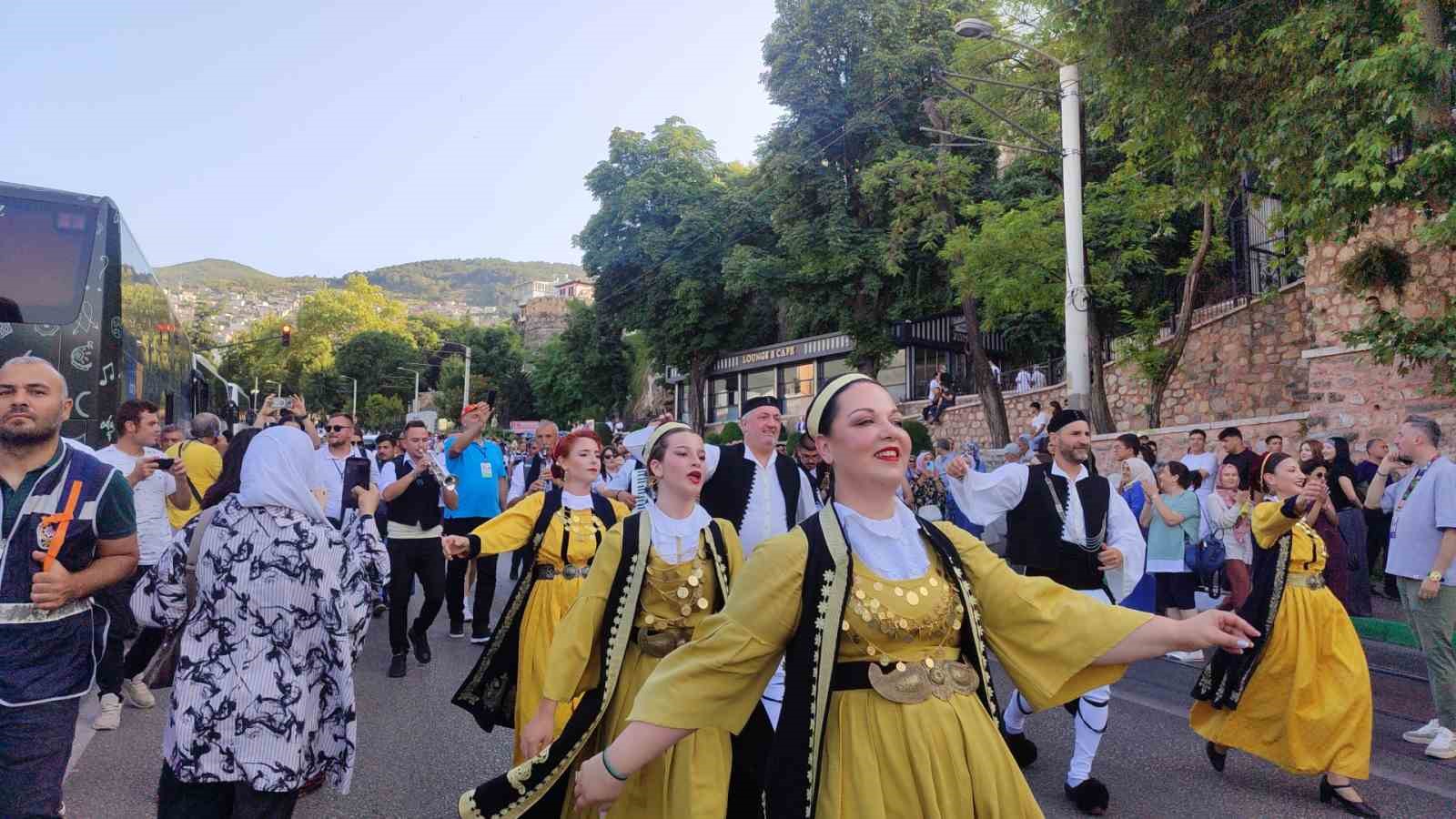 Altın Karagöz korteji Bursa sokaklarını renklendirdi