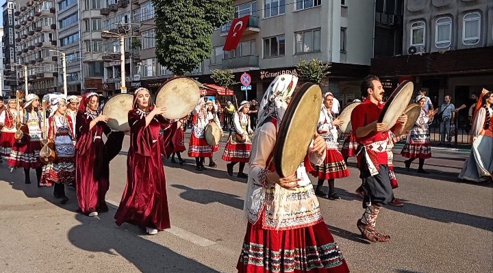 Altın Karagöz korteji Bursa sokaklarını renklendirdi