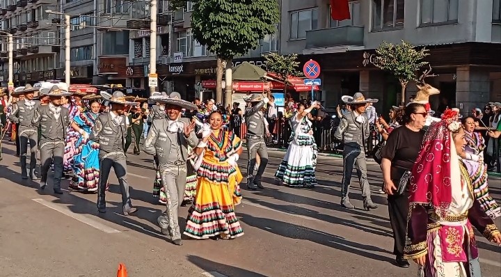 Altın Karagöz korteji Bursa sokaklarını renklendirdi