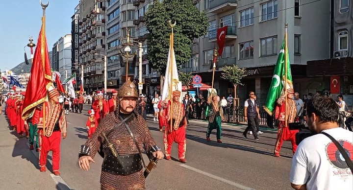 Altın Karagöz korteji Bursa sokaklarını renklendirdi