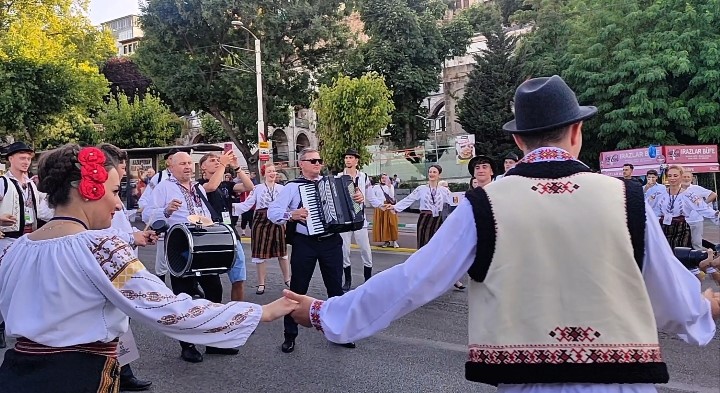 Altın Karagöz korteji Bursa sokaklarını renklendirdi