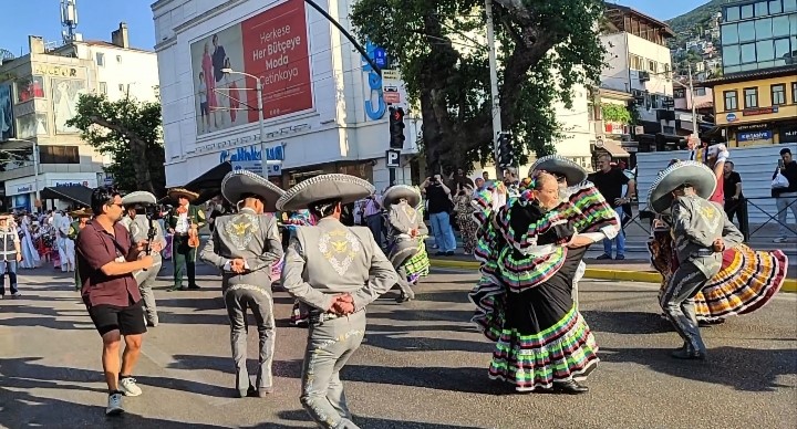 Altın Karagöz korteji Bursa sokaklarını renklendirdi
