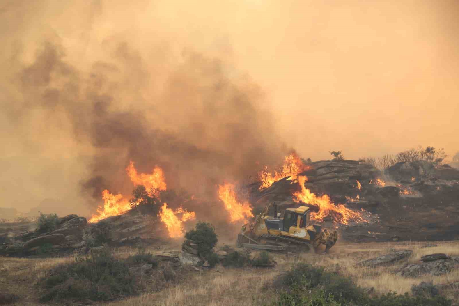 Bozdoğan’daki yangında söndürme çalışmaları 7. saate ulaştı