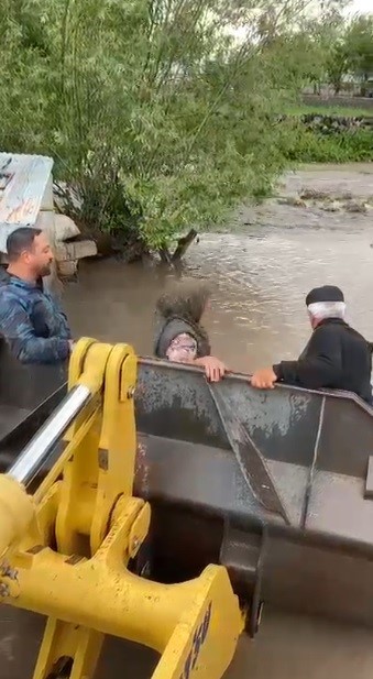 Kars’ta selin ortasında mahsur kalan yaşlı çift kurtarıldı