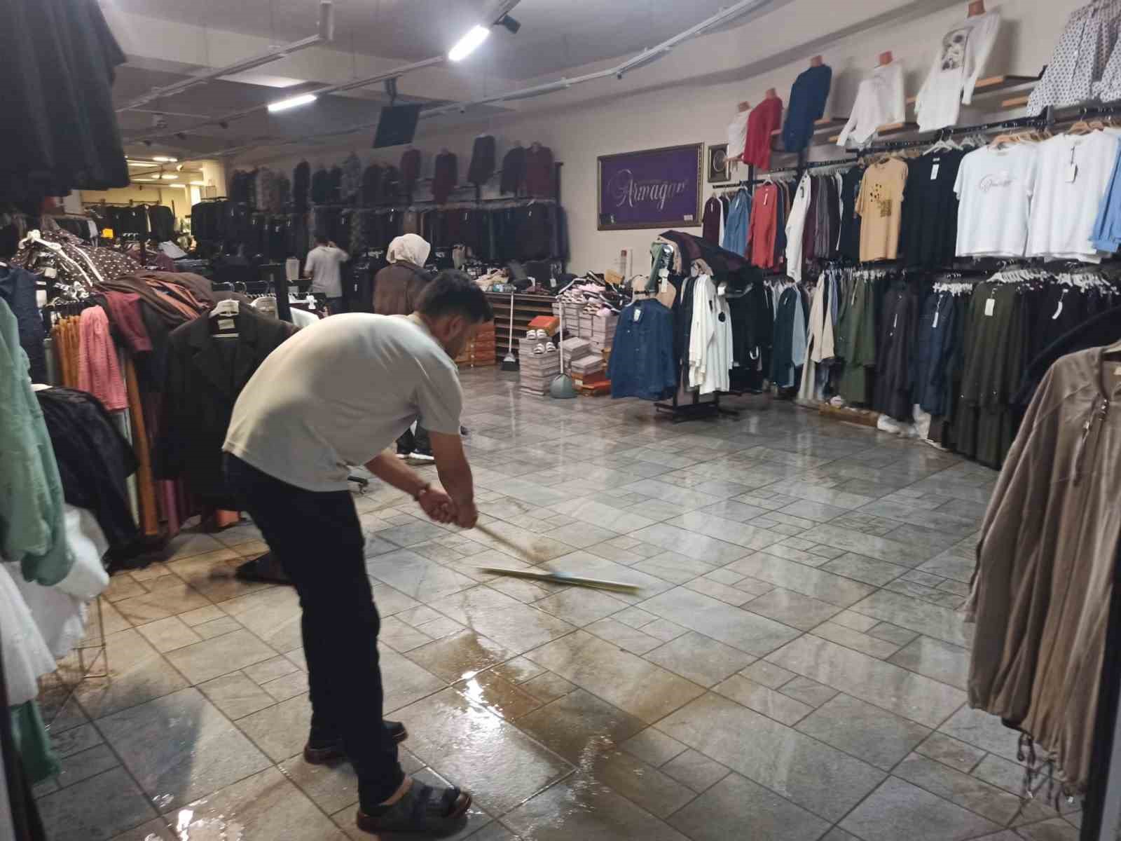 Seydişehir’de sağanak etkili oldu, iş yerlerini su bastı