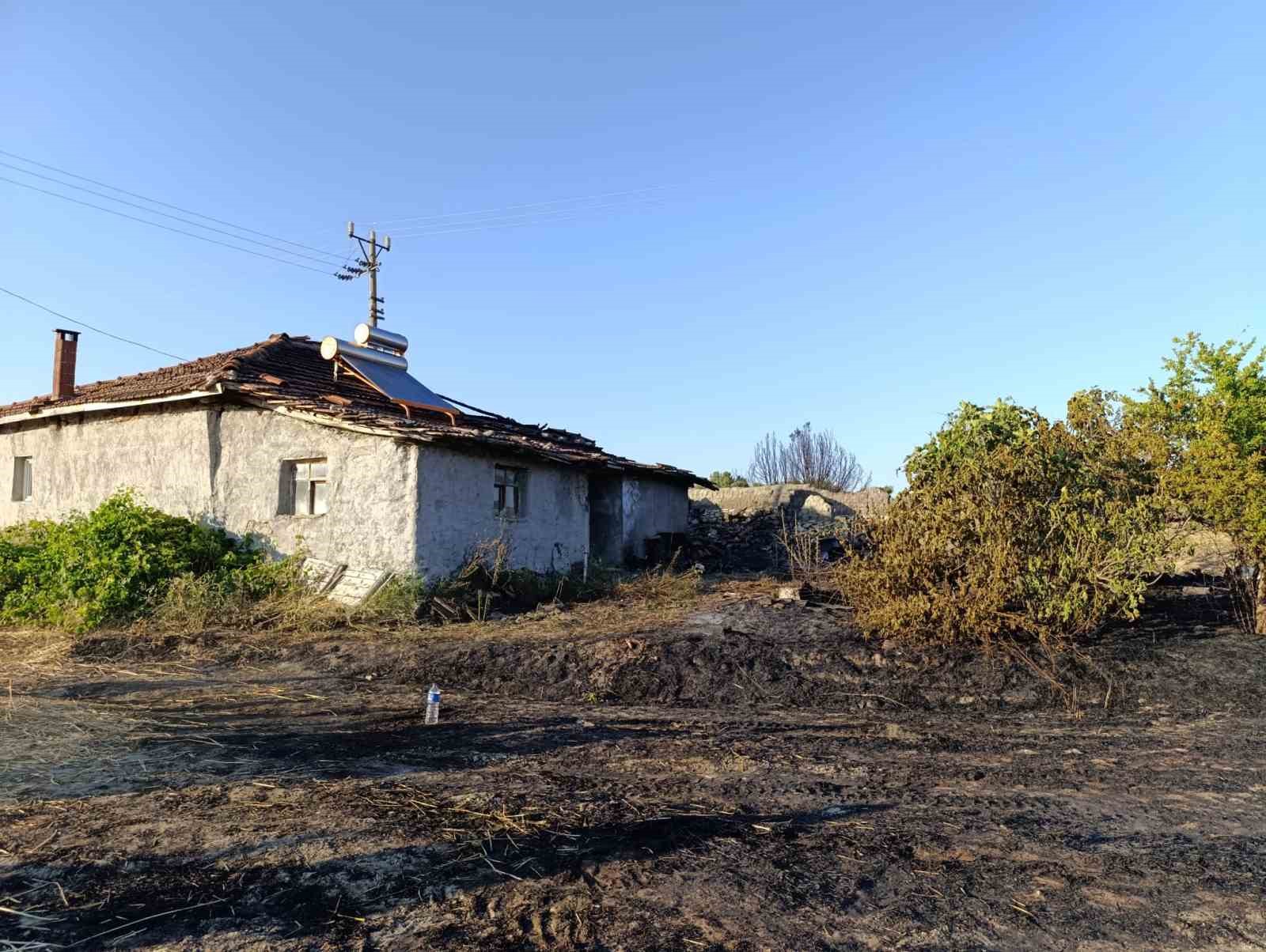Selendi’de bir ev ve 2 dekarlık arazi alevlere teslim oldu