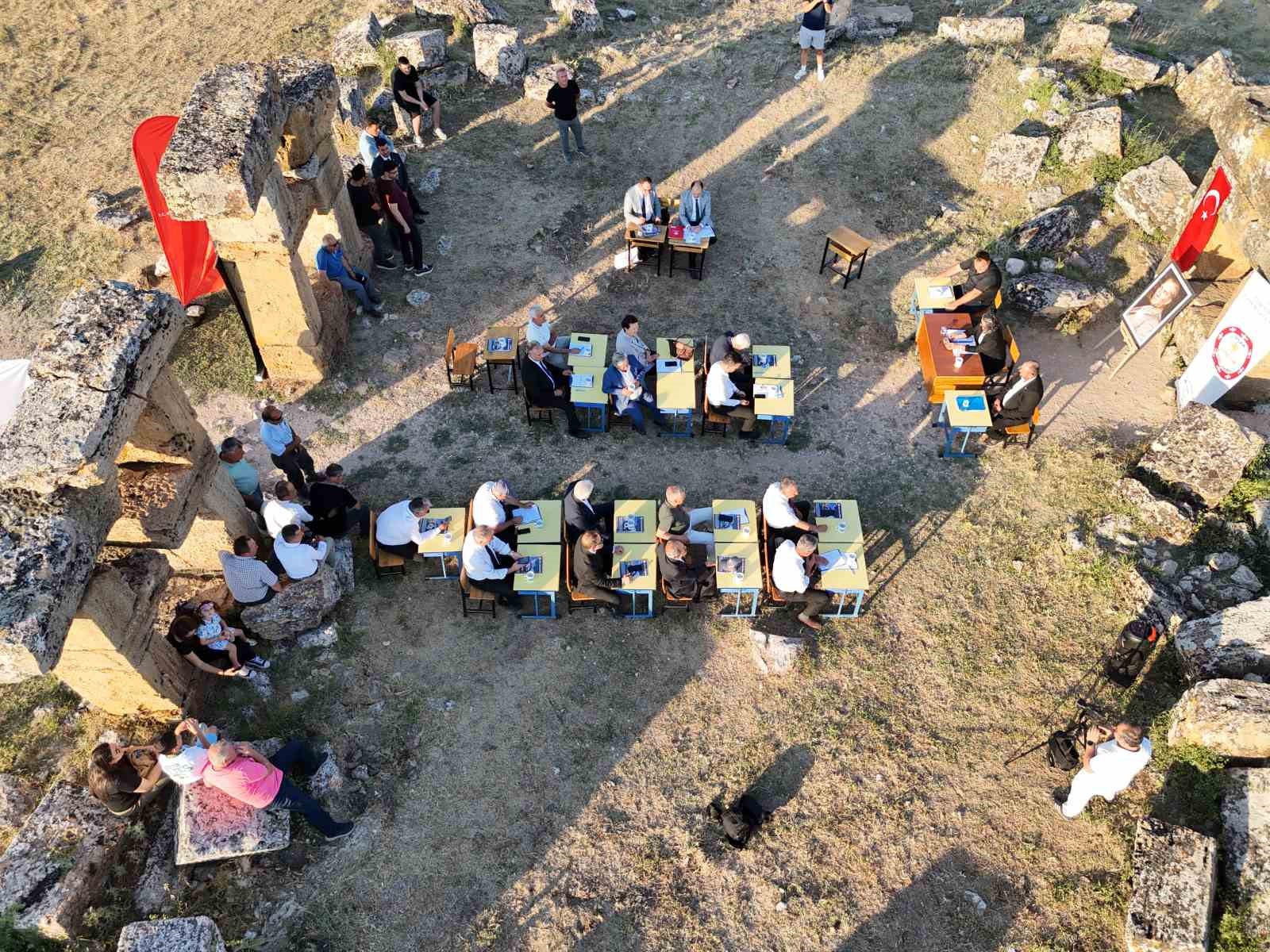 Uşak İl Genel Meclisi toplantısı ilk kez Blaundos Antik Kenti’nde yapıldı