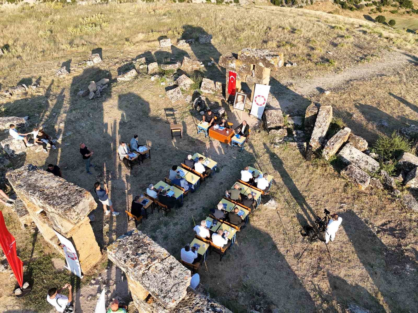 Uşak İl Genel Meclisi toplantısı ilk kez Blaundos Antik Kenti’nde yapıldı