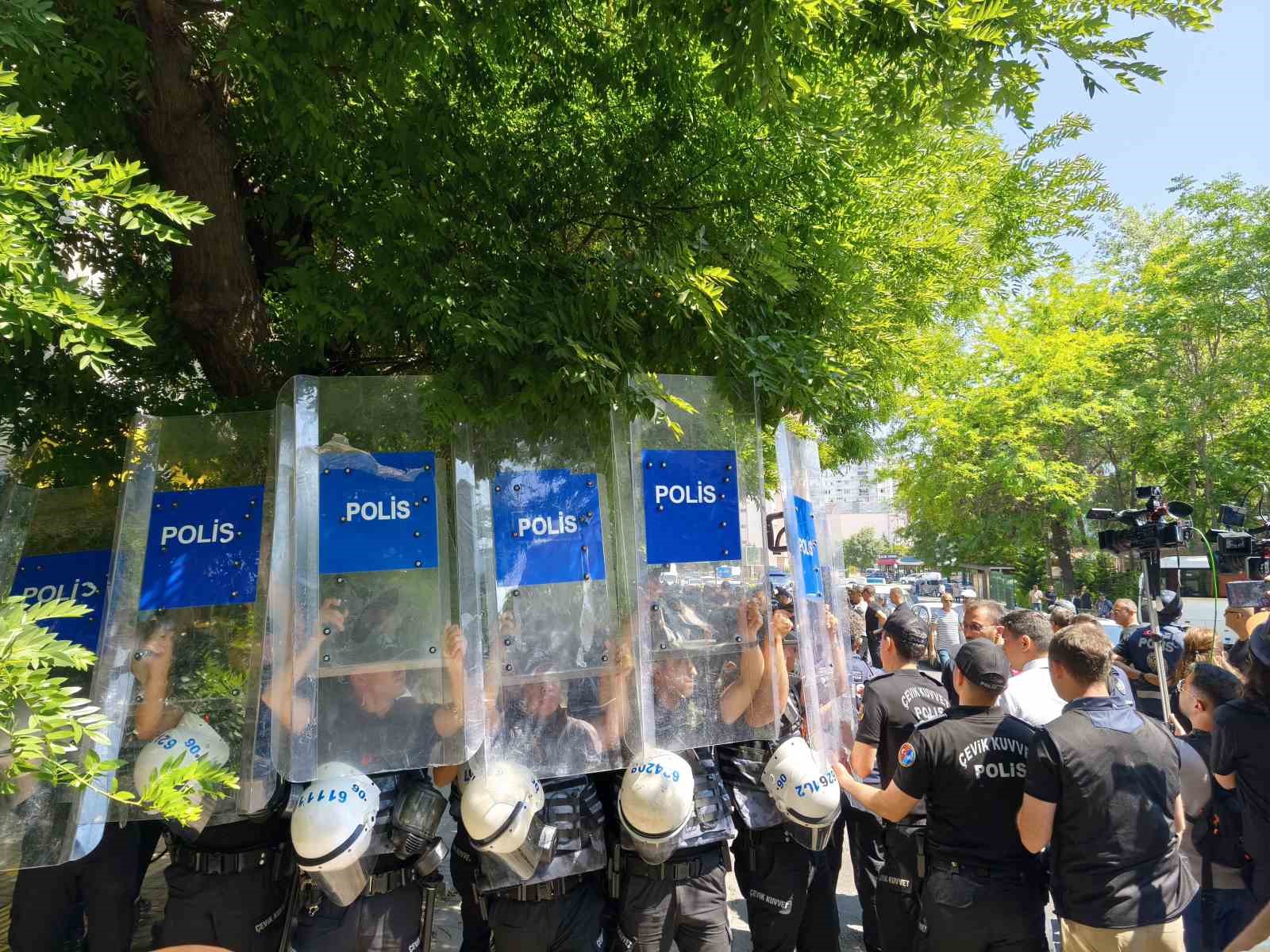 NATO karşıtı eylem yapan gruba gözaltı
