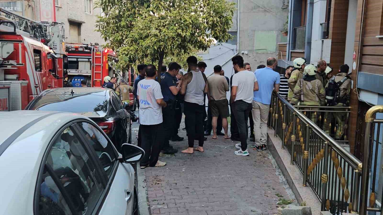 Kağıthane’de 5 katlı binada çıkan yangında 7 kişi kurtarıldı