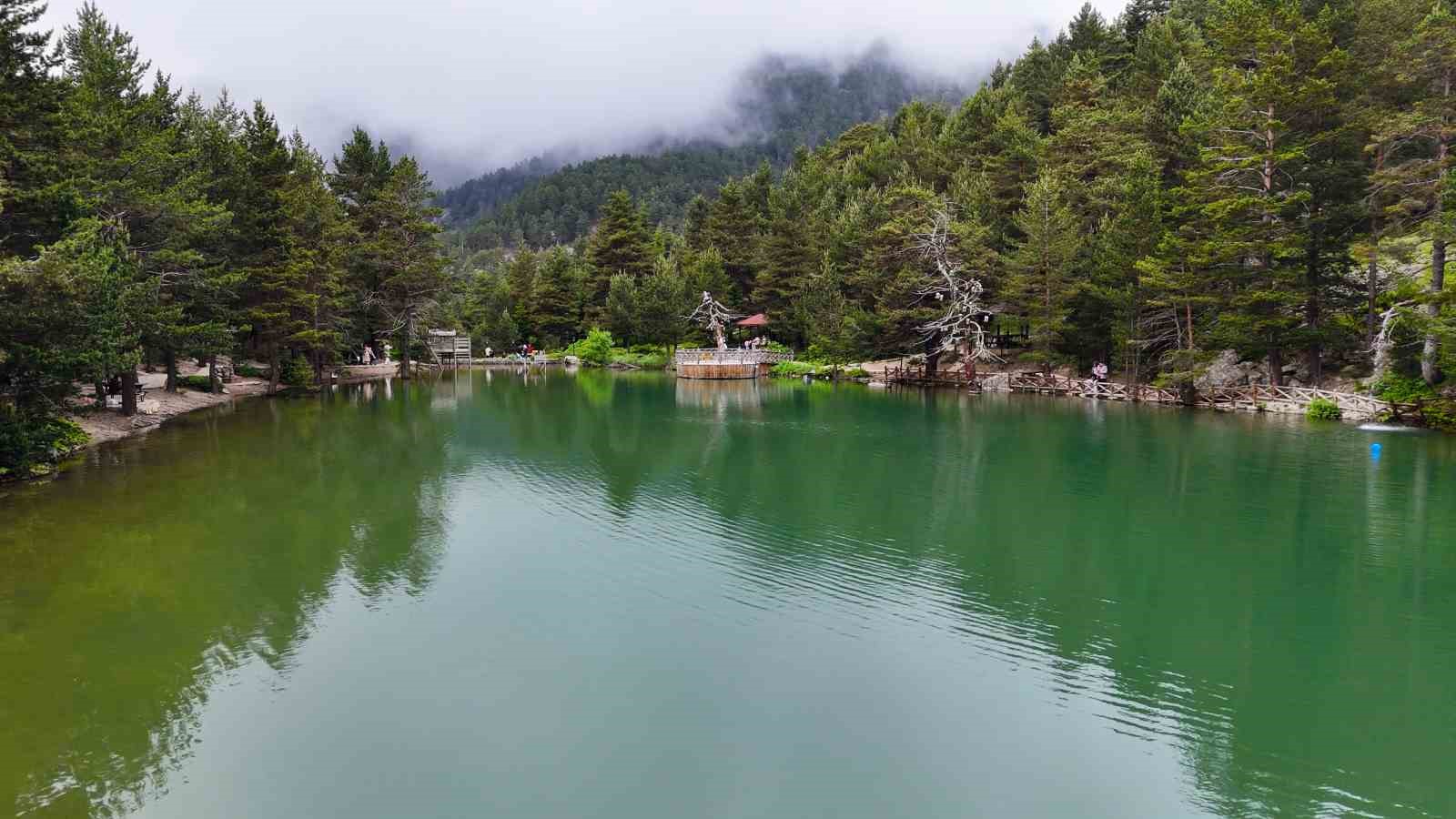 Limni Gölü Tabiat Parkı yaz ortasında ziyaretçilerini sis ve serin havayla karşılıyor
