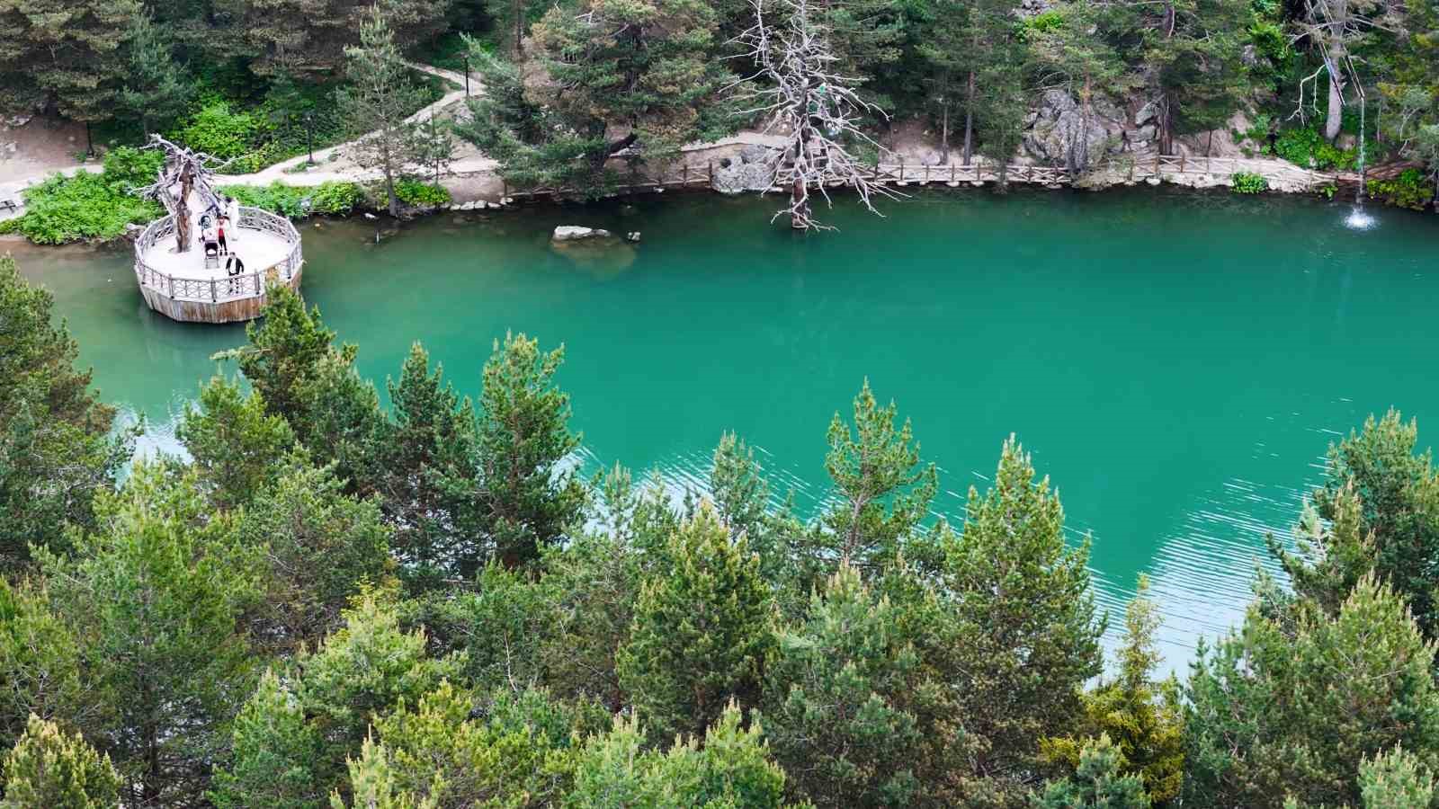 Limni Gölü Tabiat Parkı yaz ortasında ziyaretçilerini sis ve serin havayla karşılıyor
