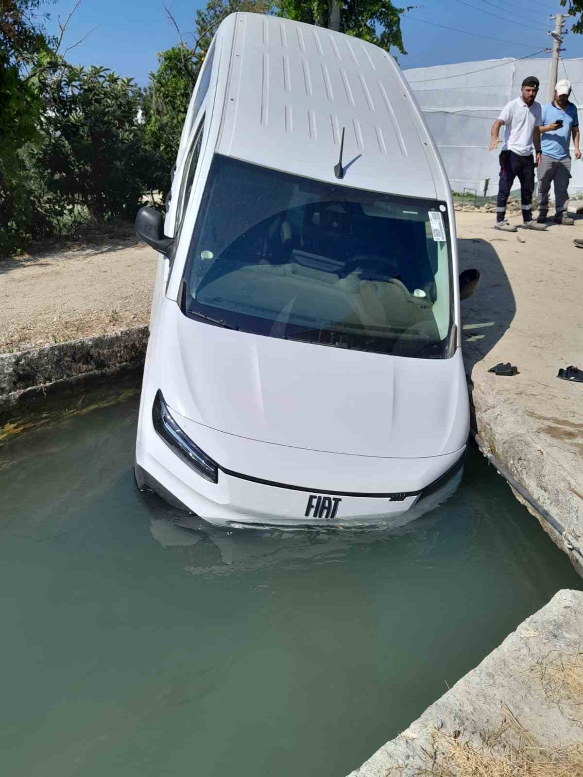 Manavgat’ta hafif ticari araç sulama kanalına düştü