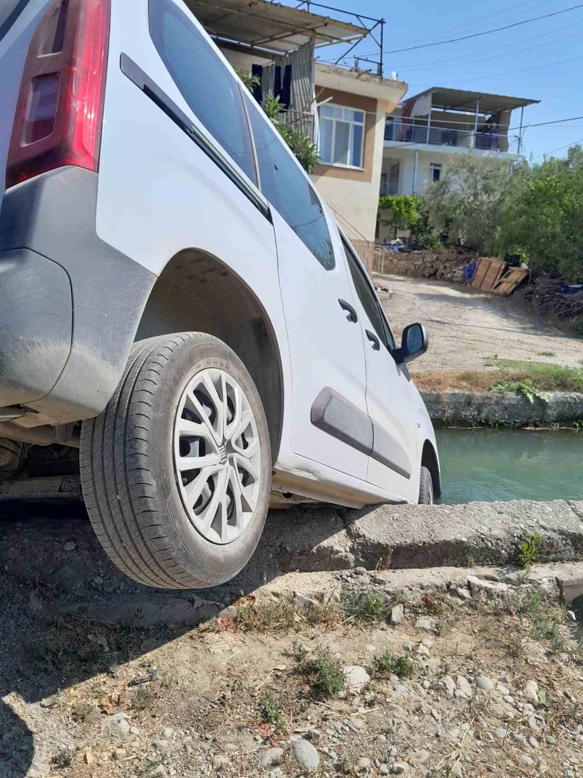 Manavgat’ta hafif ticari araç sulama kanalına düştü