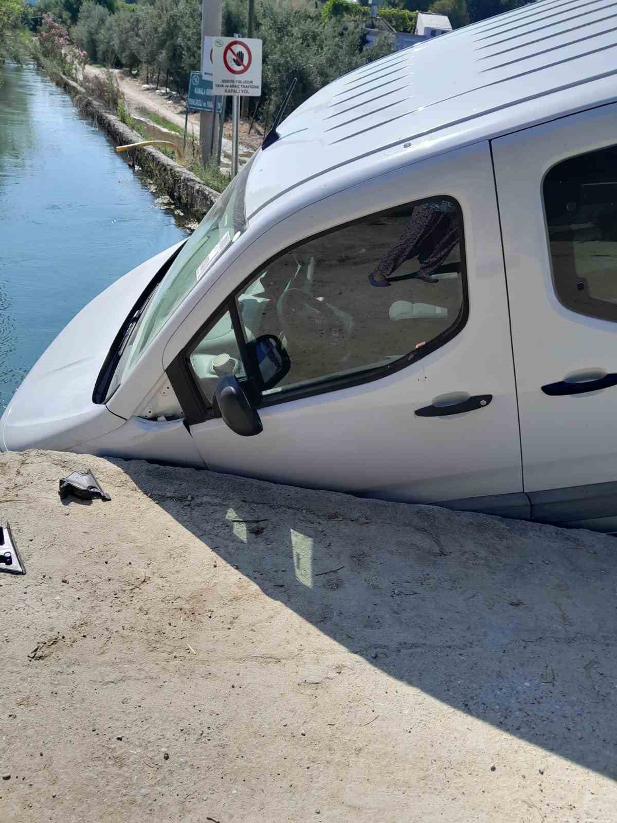 Manavgat’ta hafif ticari araç sulama kanalına düştü