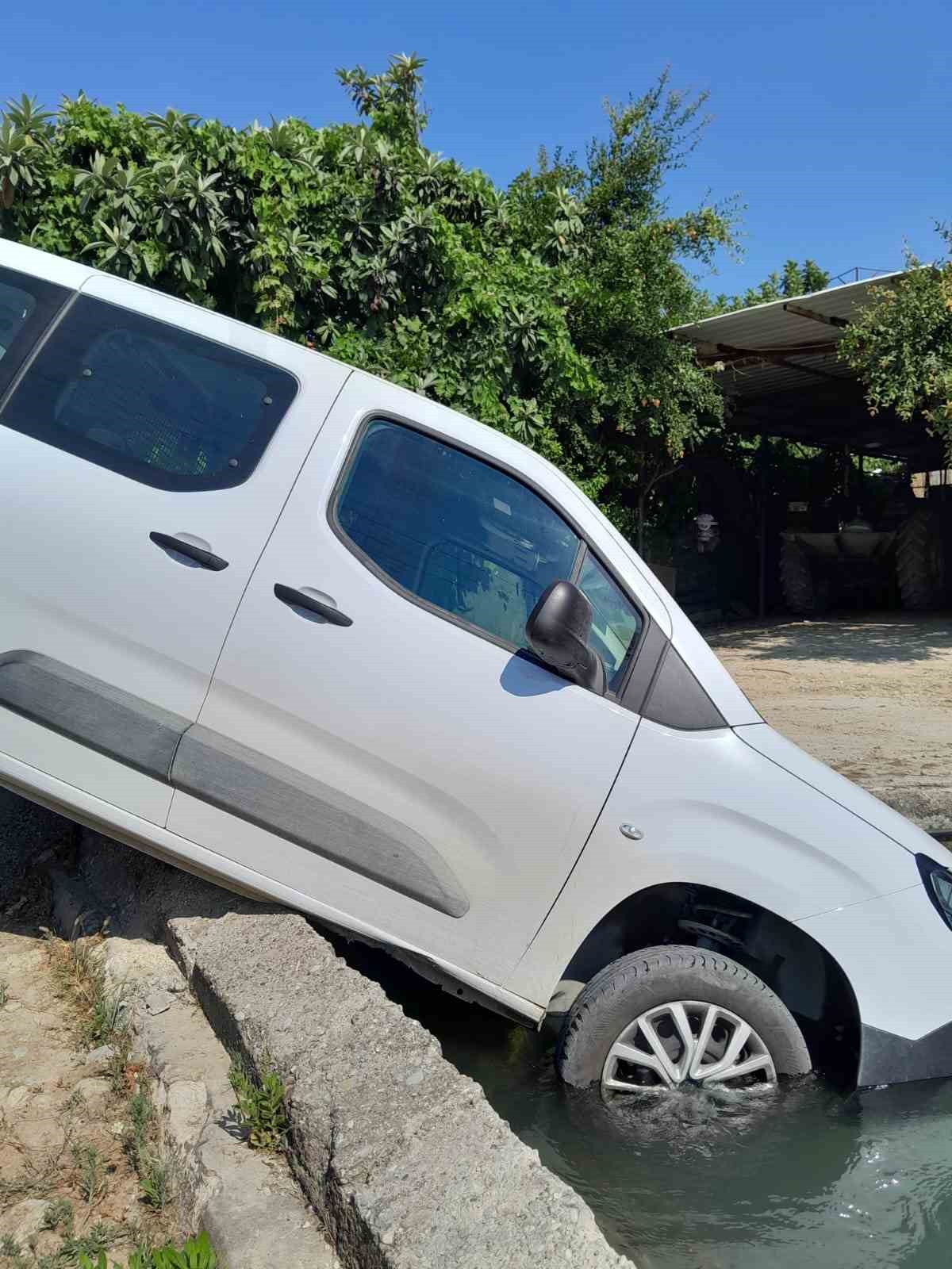 Manavgat’ta hafif ticari araç sulama kanalına düştü