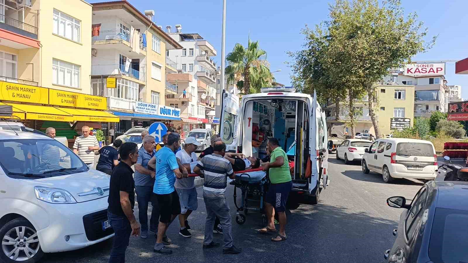 Antalya’da ’U’ dönüşü yapan araçla çarpışan motosikletteki 2 kişi yaralandı