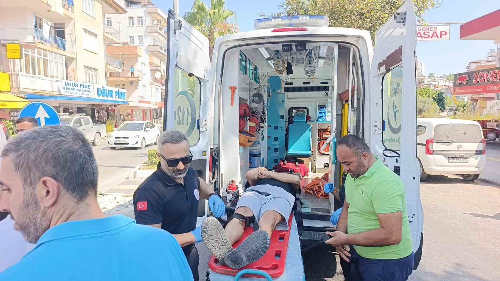 Antalya’da ’U’ dönüşü yapan araçla çarpışan motosikletteki 2 kişi yaralandı
