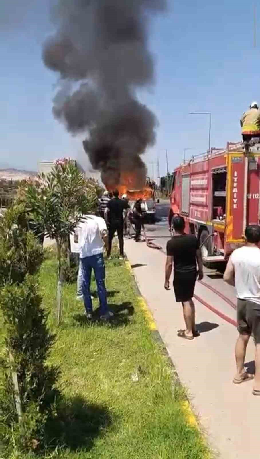 Seyir halindeki pikap alevlere teslim oldu
