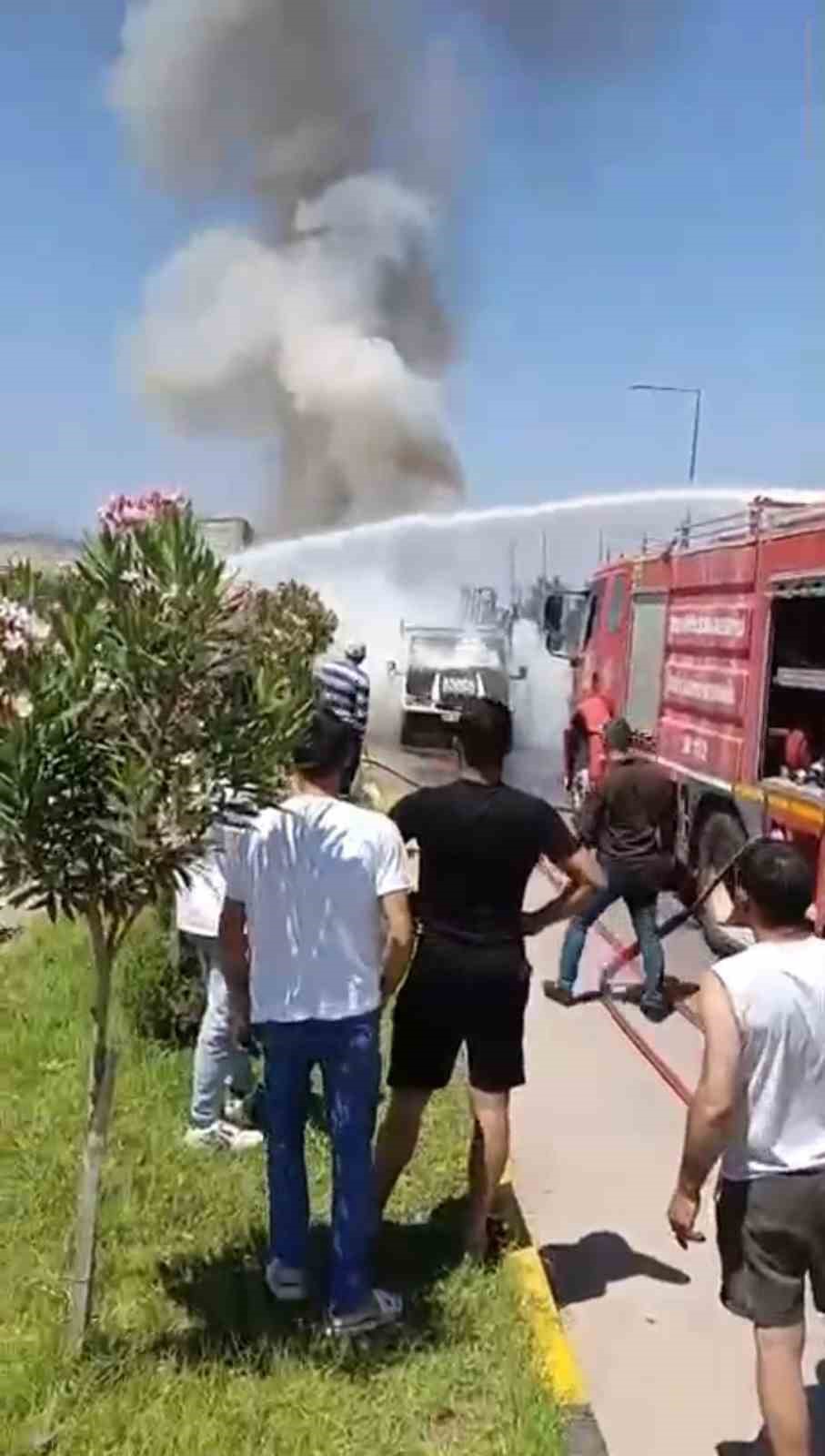 Seyir halindeki pikap alevlere teslim oldu