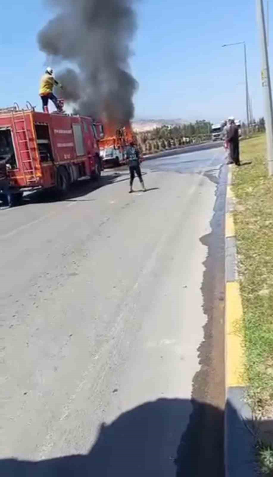 Seyir halindeki pikap alevlere teslim oldu