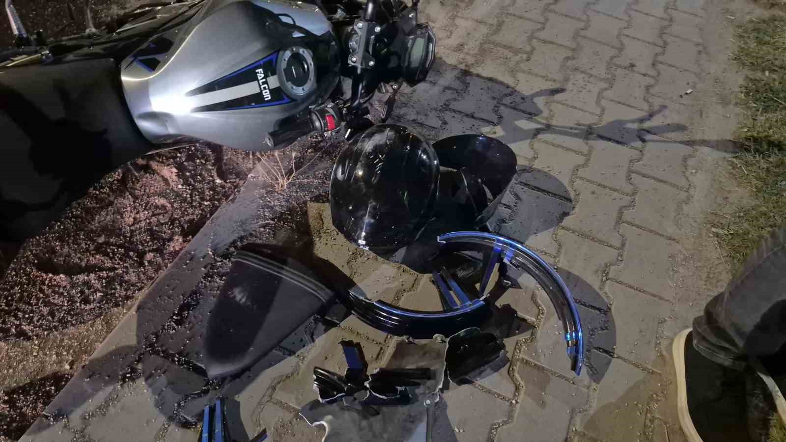 Ehliyetsiz sürücünün kullandığı motosiklet kaldırıma çarptı: 1 yaralı
