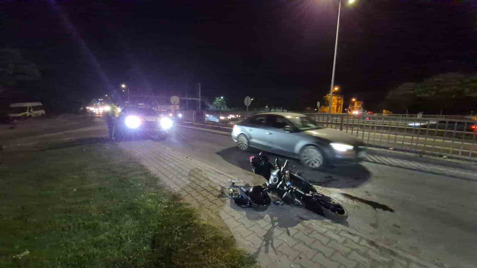 Ehliyetsiz sürücünün kullandığı motosiklet kaldırıma çarptı: 1 yaralı
