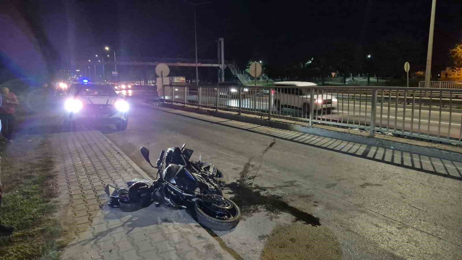 Ehliyetsiz sürücünün kullandığı motosiklet kaldırıma çarptı: 1 yaralı