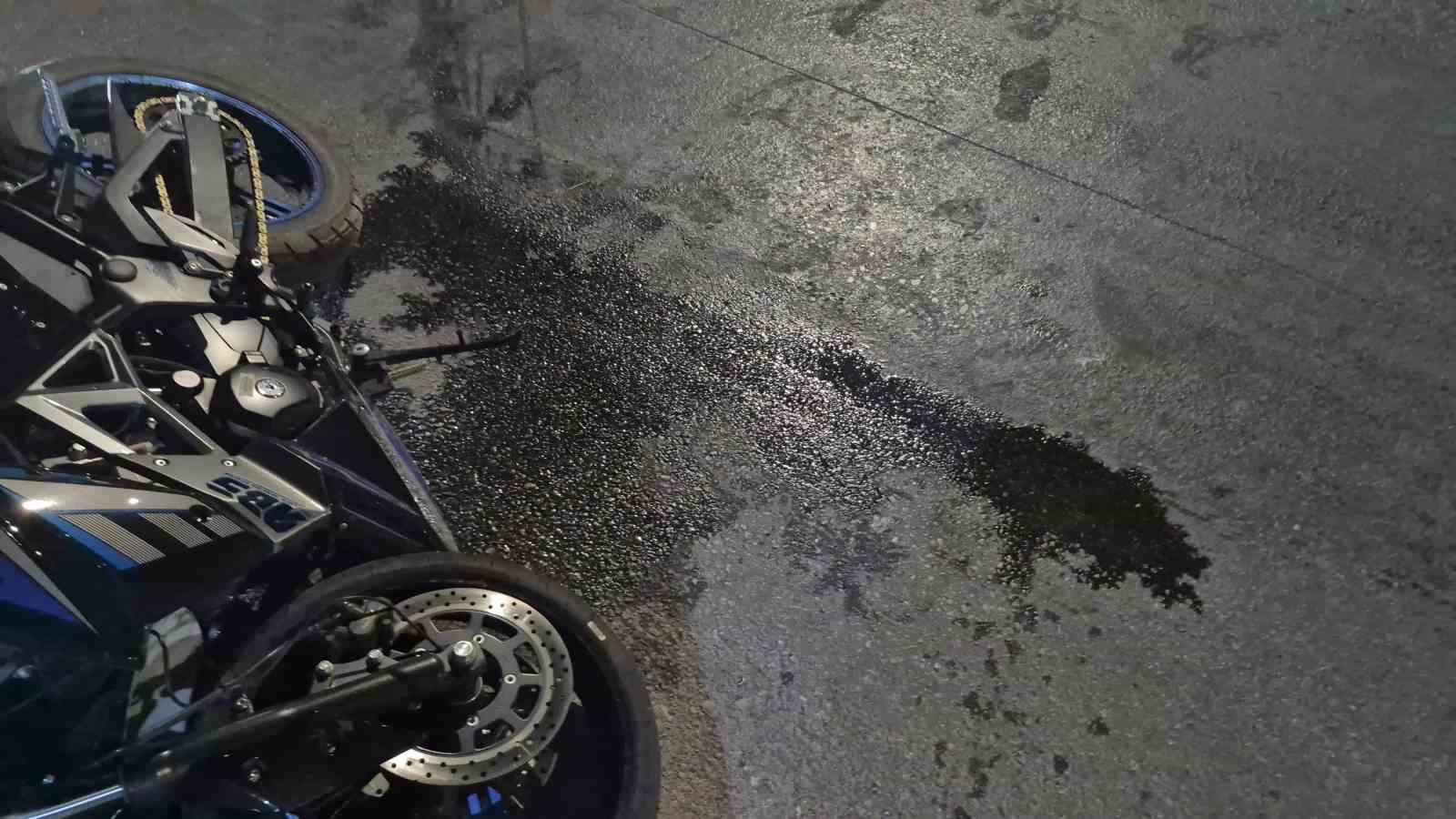 Ehliyetsiz sürücünün kullandığı motosiklet kaldırıma çarptı: 1 yaralı