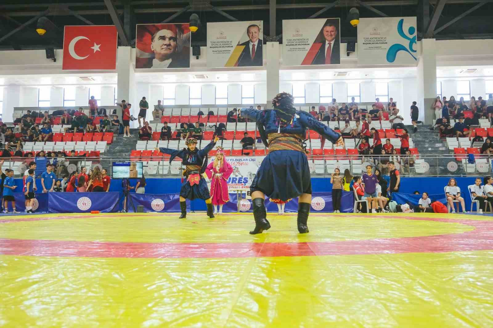 Türkiye’nin genç güreşçileri Aydın’da mindere çıktı